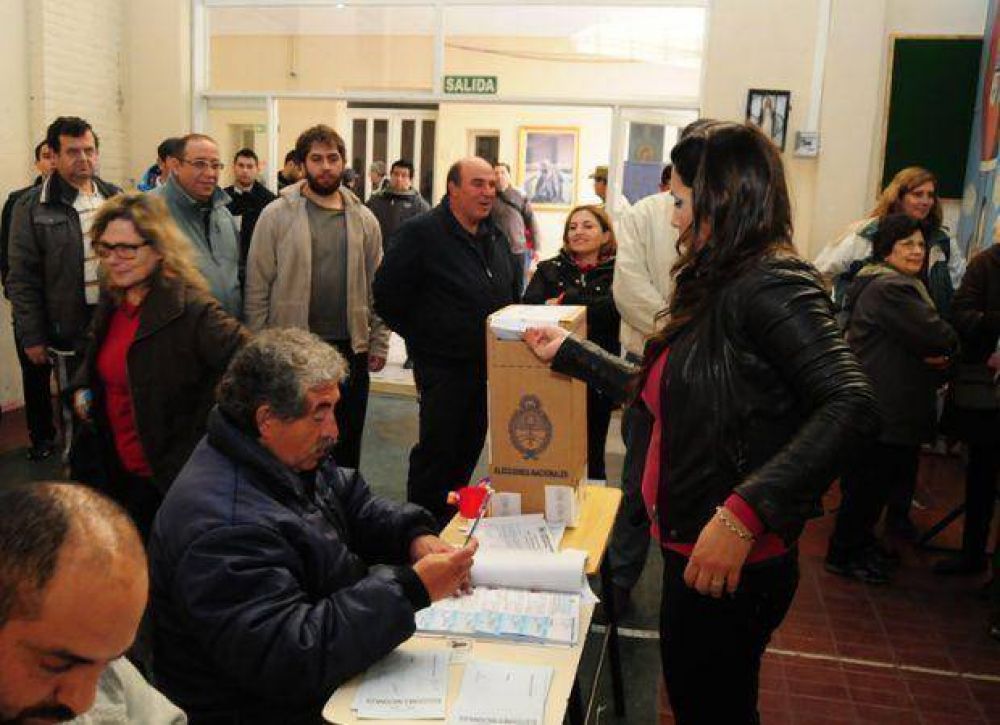 Cierre lento de las urnas: muchos ciudadanos contin�an emitiendo su voto en San Luis
