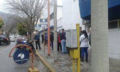 Hubo largas filas en la comisar�a para justificar que no votar�an