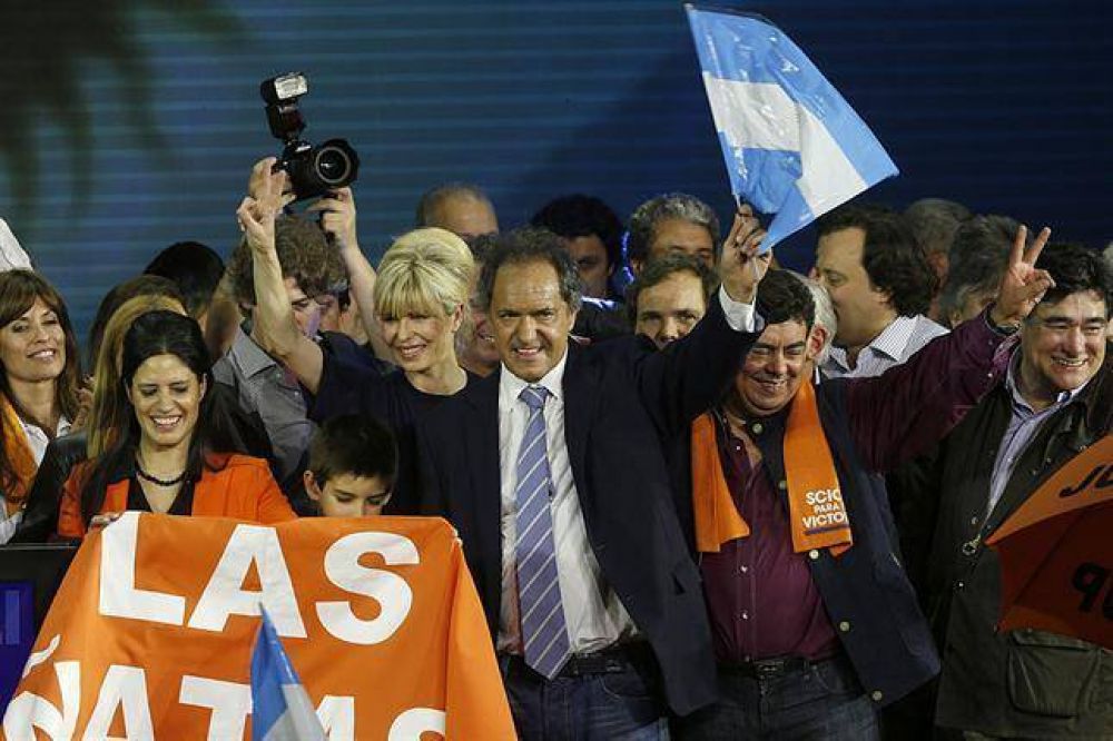Se estira a ocho puntos la diferencia entre Scioli y Cambiemos y el escenario sigue abierto
