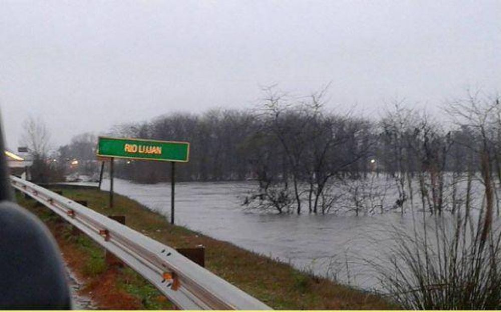 Por las inundaciones hay 263 pilarenses que permanecen evacuados y se espera sudestada