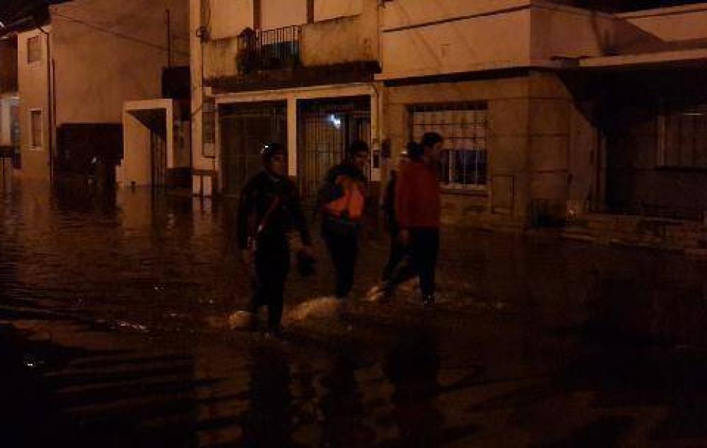 El r�o Luj�n ya super� los 5 metros y todav�a no alcanz� su nuevo pico