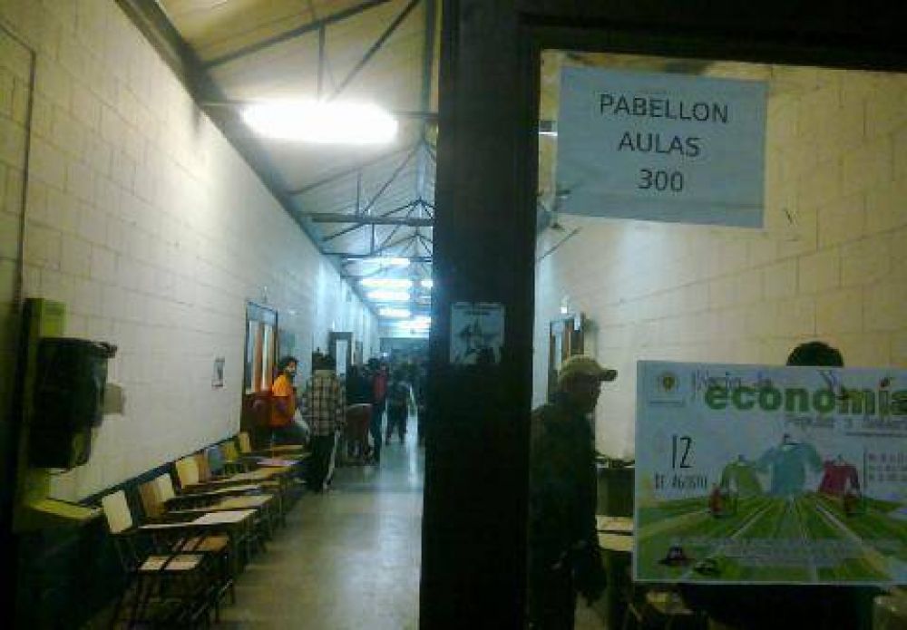 Denuncian comida cruda y abandono en el centro de evacuados de la Universidad