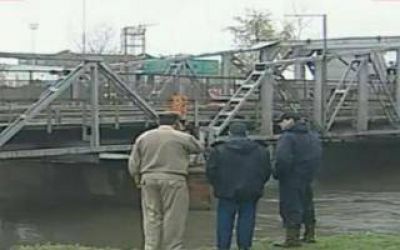 Avellaneda: Auto cay� al Riachuelo y el conductor est� desaparecido