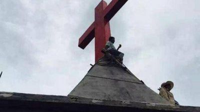 Un grupo de cristianos chinos llevan un mes en el techo de una iglesia para proteger su cruz