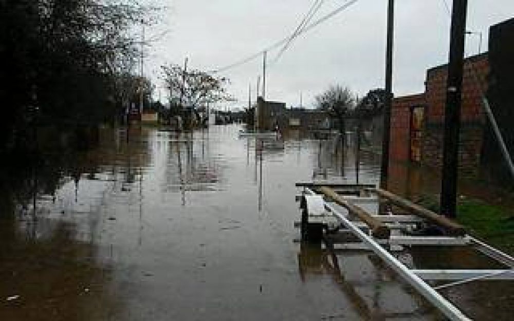 Arrecifes: Contin�an evacuadas 300 personas por el desborde del r�o
