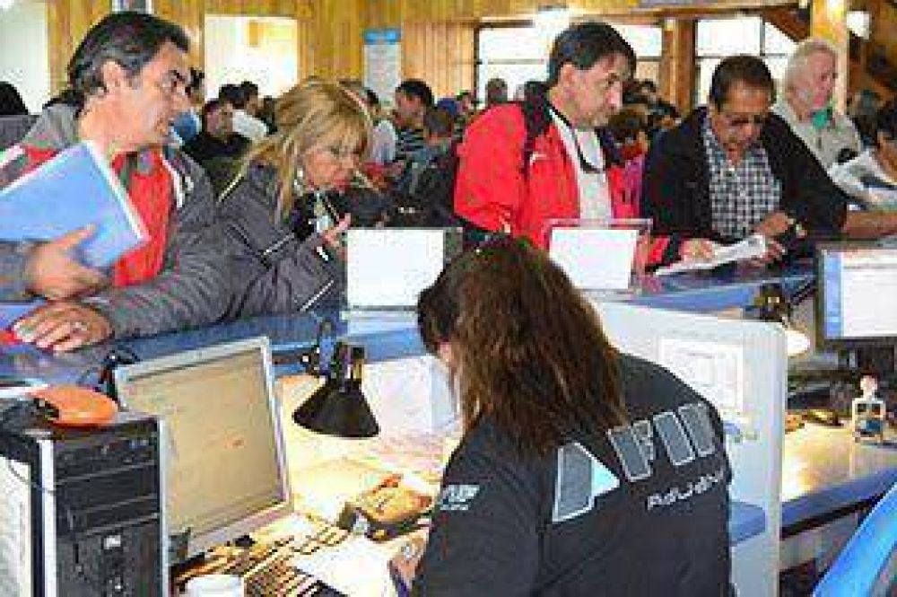 Aduaneros no acordaron salarios y podr�an implementar un paro