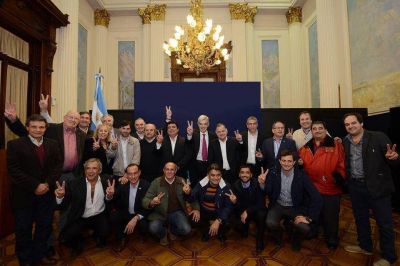 Pese a las promesas, ni Espinoza ni los intendentes le aseguraron los votos a Dom�nguez 