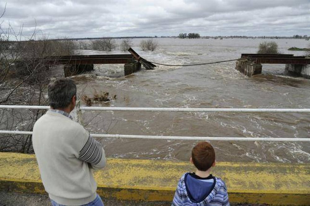 Emergencia en el sur de Santa Fe: desbordaron r�os y arroyos y se cay� un puente ferroviario en la ruta 14