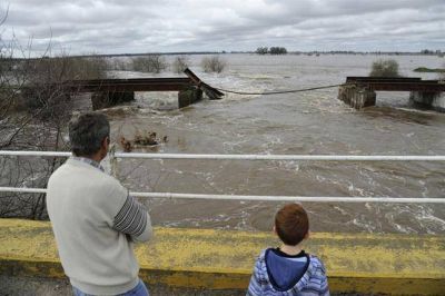 Emergencia en el sur de Santa Fe: desbordaron r�os y arroyos y se cay� un puente ferroviario en la ruta 14