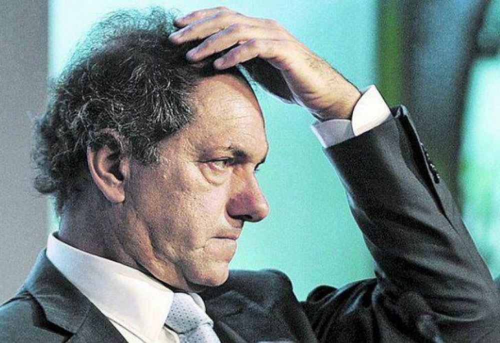 Con la provincia bajo el agua, Daniel Scioli se fue a Italia