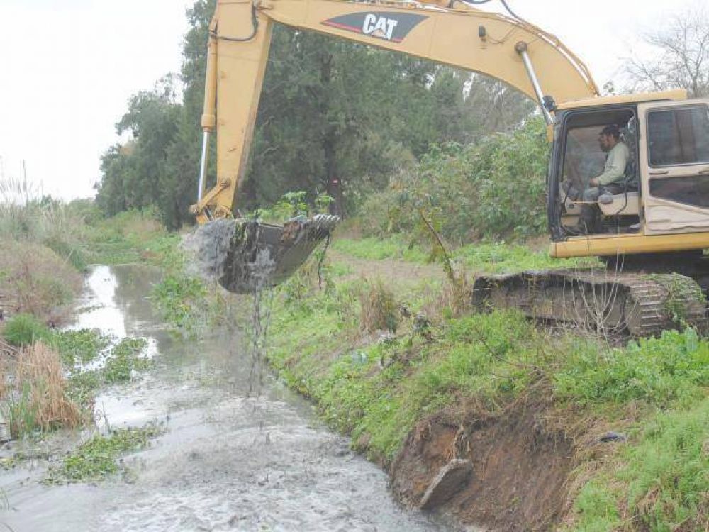 Para prevenir inundaciones, limpian un canal en Bernal