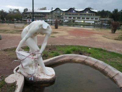Tierra de nadie: cortaron la cabeza de una estatua