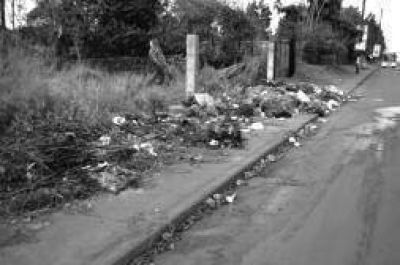Reclaman limpieza y la colocaci�n de contenedores de basura en Itaemb� Min�