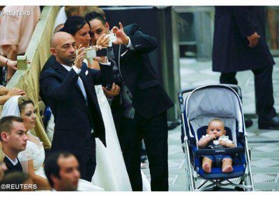 Homenaje y ruego a la Madre de Dios por las familias. Sean signo de su Misericordia en el mundo, alienta el Papa