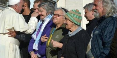 El Papa env�a pasta, aceite, leche, galletes y otros alimentos a un centro de inmigrantes de Roma