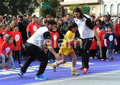 La Selecci�n Argentina de b�squet realiz� una exhibici�n en el Obelisco