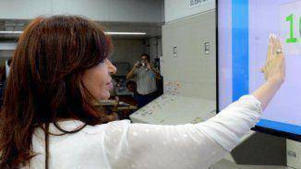 Cristina sigue de cerca las inundaciones y hace reuniones en su despacho