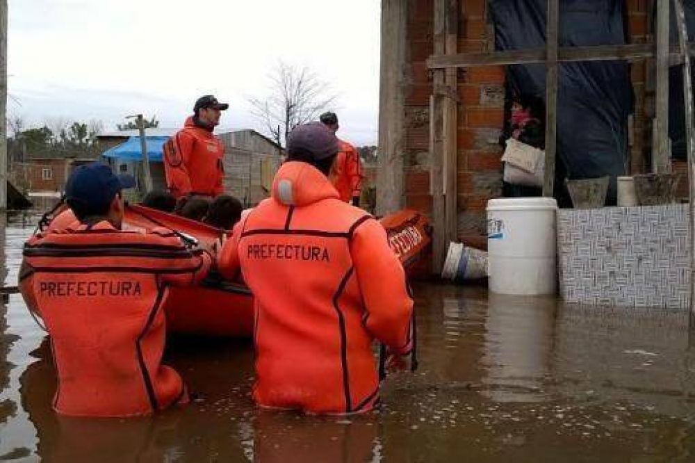 El Gobierno asiste a los damnificados por las inundaciones