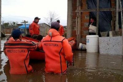El Gobierno asiste a los damnificados por las inundaciones