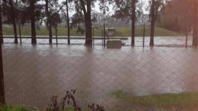 El r�o baja y est� en 4,44mts. (Medici�n 05Hs.)