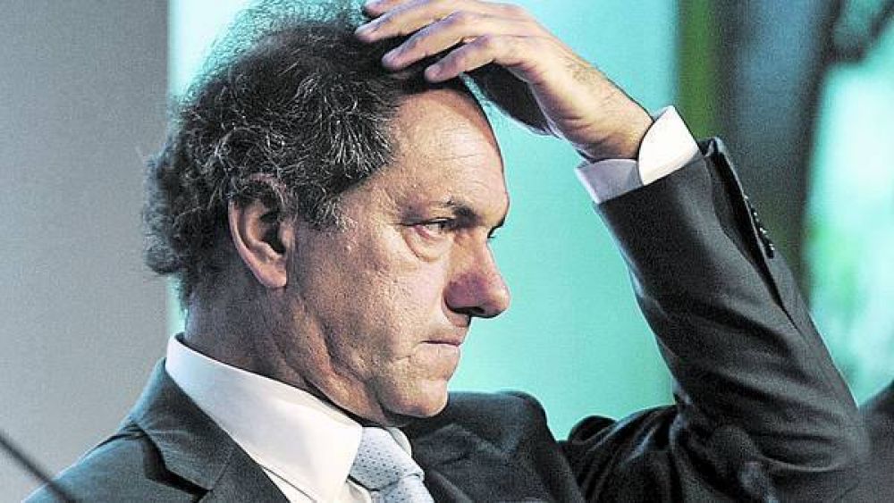 El gobernador llega y firma la emergencia h�drica