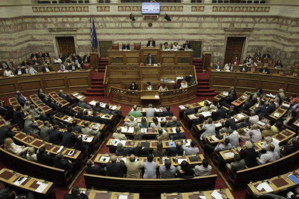 El Parlamento griego vota los duros ajustes unidos al tercer rescate financiero