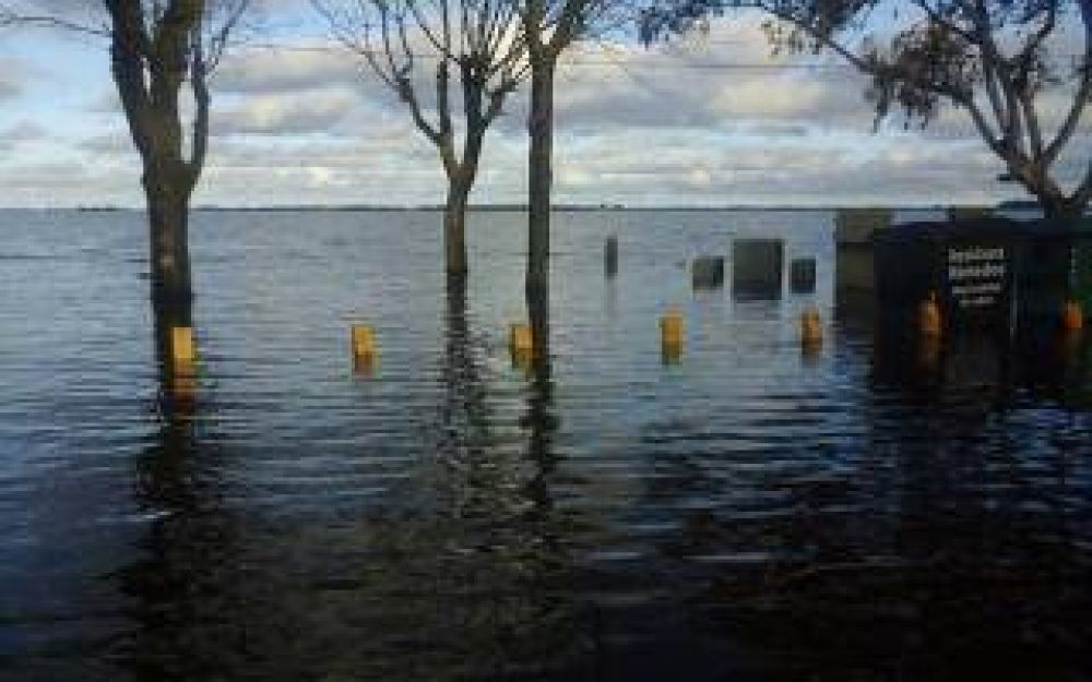 Desbord� la Laguna de Lobos, otro distrito en emergencia por la inundaci�n