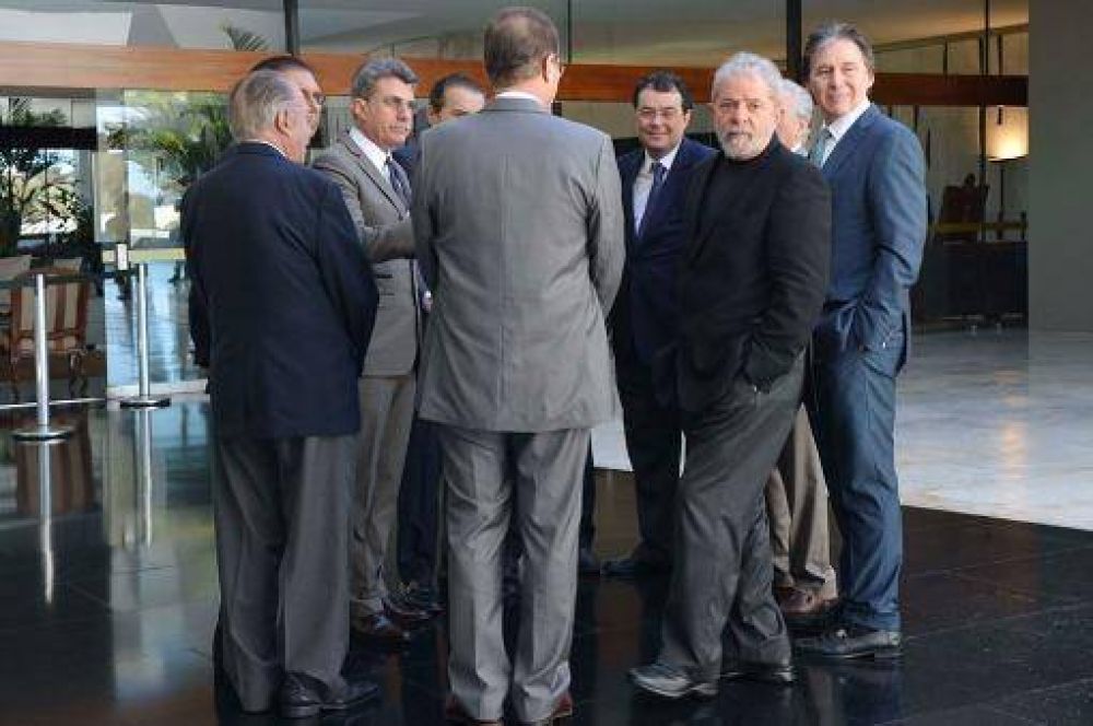 Lula analiz� con aliados c�mo evitar el juicio pol�tico a Dilma y la aprobaci�n de leyes econ�micas