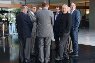 Lula analiz� con aliados c�mo evitar el juicio pol�tico a Dilma y la aprobaci�n de leyes econ�micas