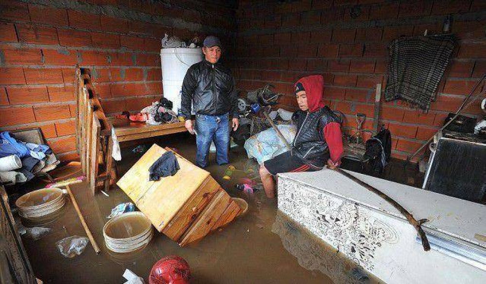 PERSISTE LA INUNDACI�N EN 39 MUNICIPIOS BONAERENSES Y EL GOBIERNO REFUERZA AYUDA A DAMNIFICADOS