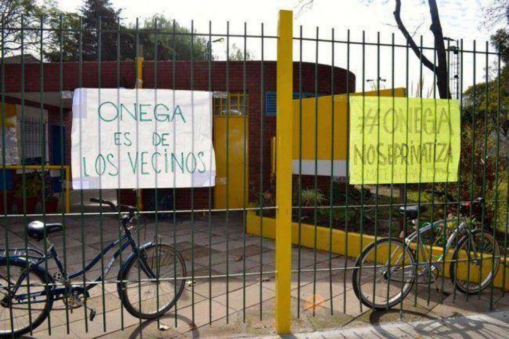Crece la oposici�n a la privatizaci�n de dos polideportivos