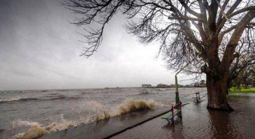 El Río de la Plata desbordó en la costa de Quilmes y continúa el alerta por la crecida