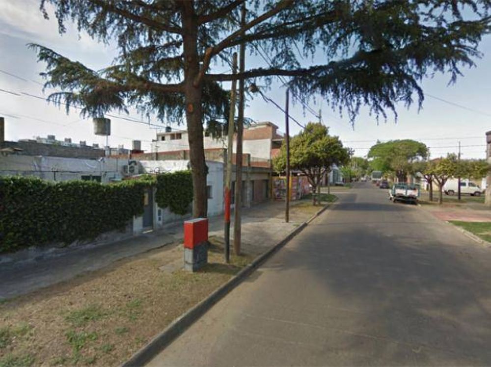 Un vecino de barrio Parque cay� en una emboscada y tres ladrones se metieron en su casa