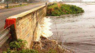 El agua cort� tramos de las rutas 30 y 51, y a punto de hacerlo en la 5