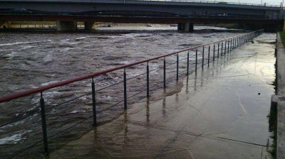 Creci� el arroyo y hay desbordes a la altura de la Casa del Bicentenario
