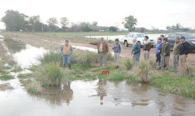 Denuncian que la falta de limpieza del Canal 17 ocasiona la falta de escurrimiento de las aguas