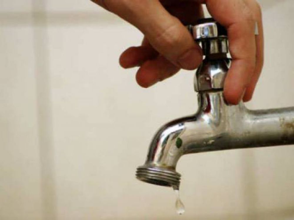 Cortan el agua en barrios del este por reparaciones