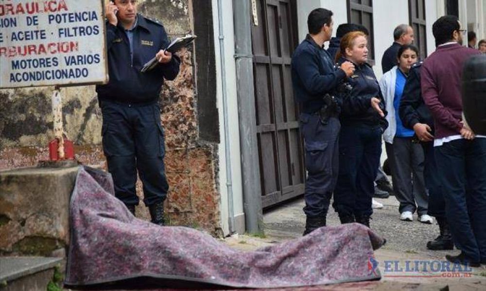 Falleci� un operario de Telecom al caer desde el techo de una vivienda c�ntrica