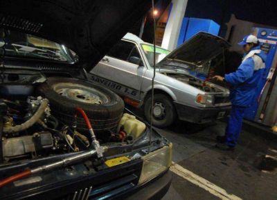 Con largas filas de autos, las estaciones de servicio reanudaron la venta de GNC en San Luis
