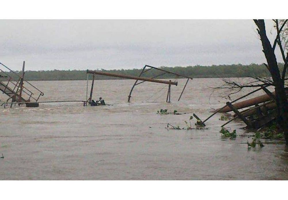 La creciente se llev� un muelle hist�rico en Santa Elena