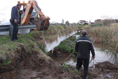 Extreman medidas y los controles � Taparon la alcantarilla de la ruta 63