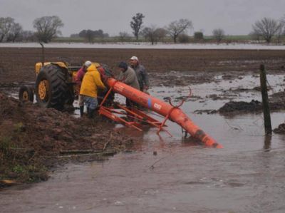 El avance de las aguas preocupa y hasta enfrenta a localidades hermanas