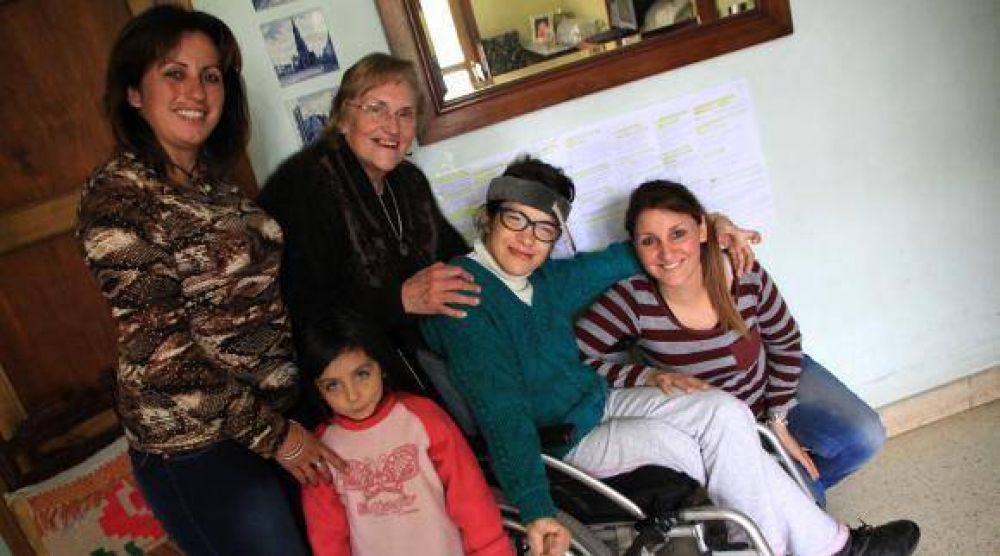 Una alumna con par�lisis cerebral se recibi� tras 15 a�os de facultad