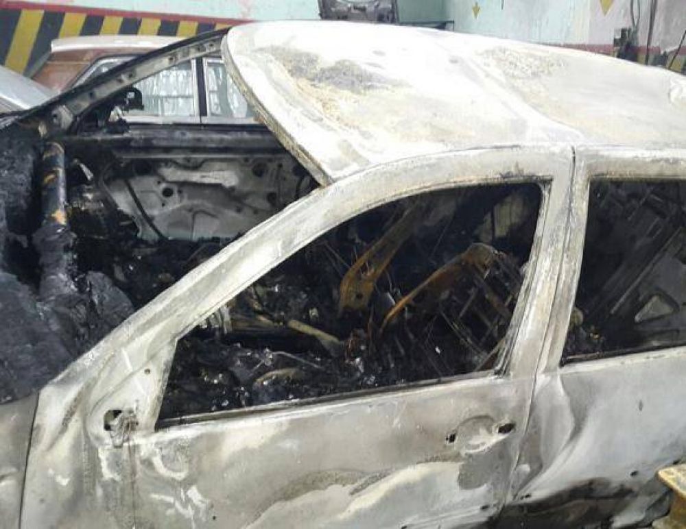 Roban en un taller, queman 3 veh�culos y da�an otros 2