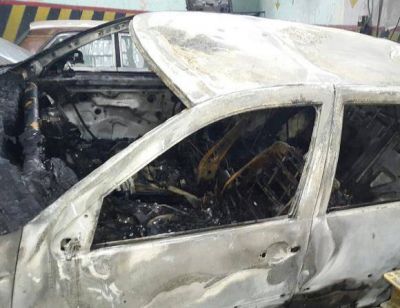 Roban en un taller, queman 3 veh�culos y da�an otros 2