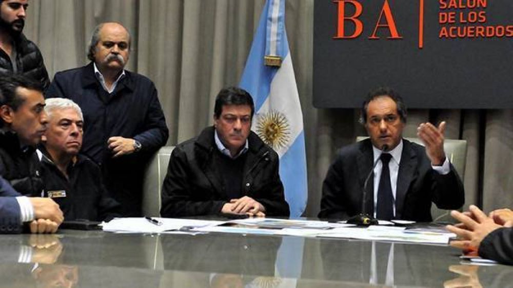 Scioli recorre localidades inundadas de la provincia de Buenos Aires