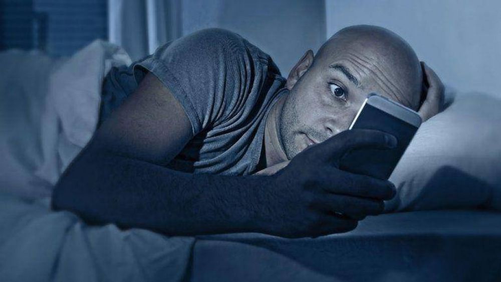 Los argentinos miran el celular cada 7 minutos