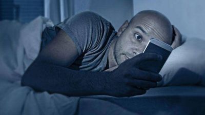 Los argentinos miran el celular cada 7 minutos