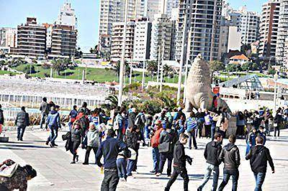 Bajo un sol radiante y agradable temperatura miles de turistas eligieron pasear por la costa