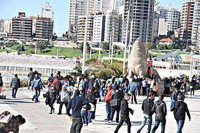 Bajo un sol radiante y agradable temperatura miles de turistas eligieron pasear por la costa